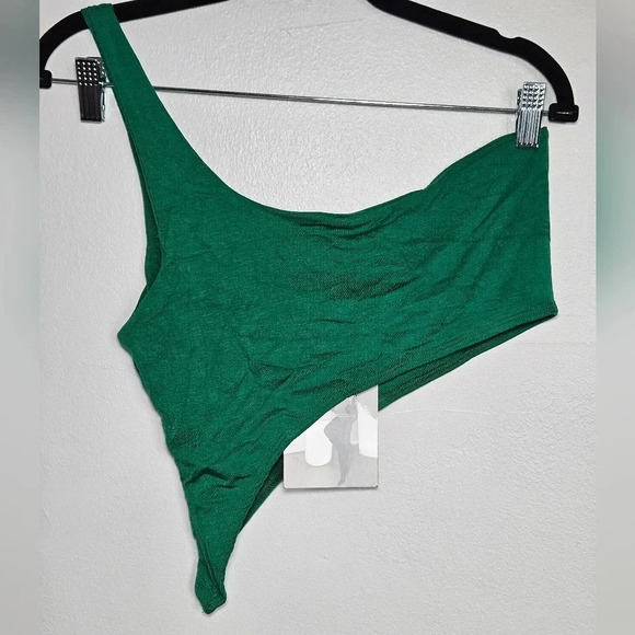 NWT One shoulder crop top asymmetrical hemline in green by naked wardrobe size M - Picture 2 of 3